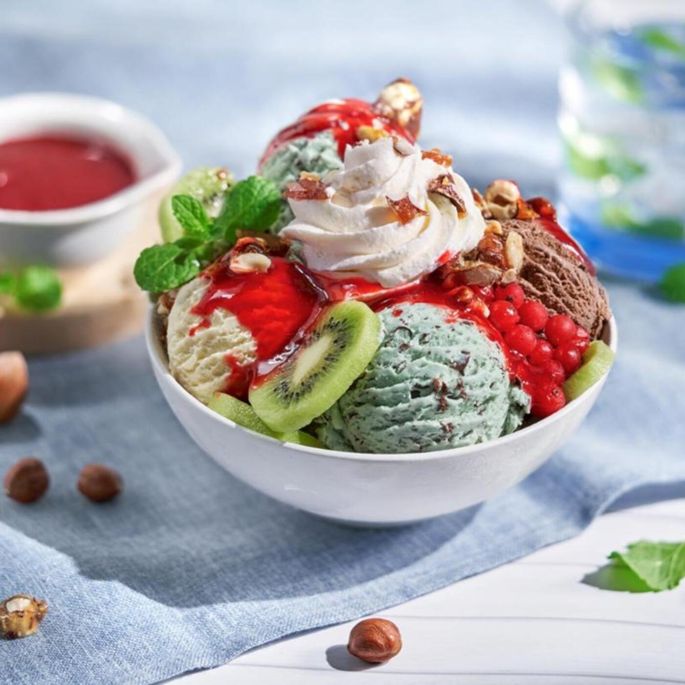 Schoko-Minz-Eis mit Haselnuss &amp; roter Johannisbeere |bofrost*Rezept