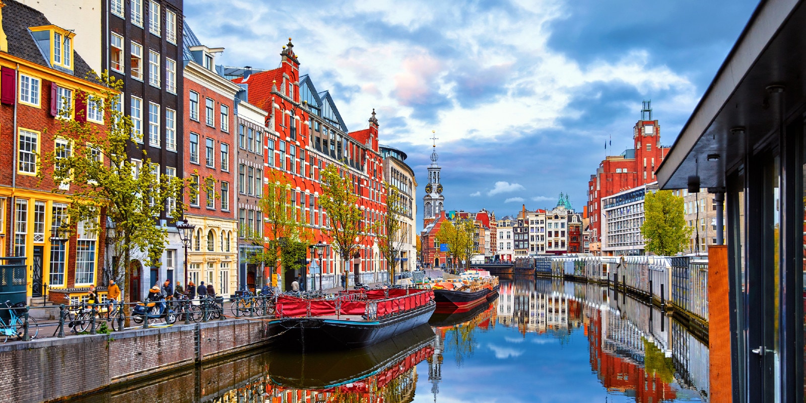 bunte niederländische landschaft mit viel wasser und häusern