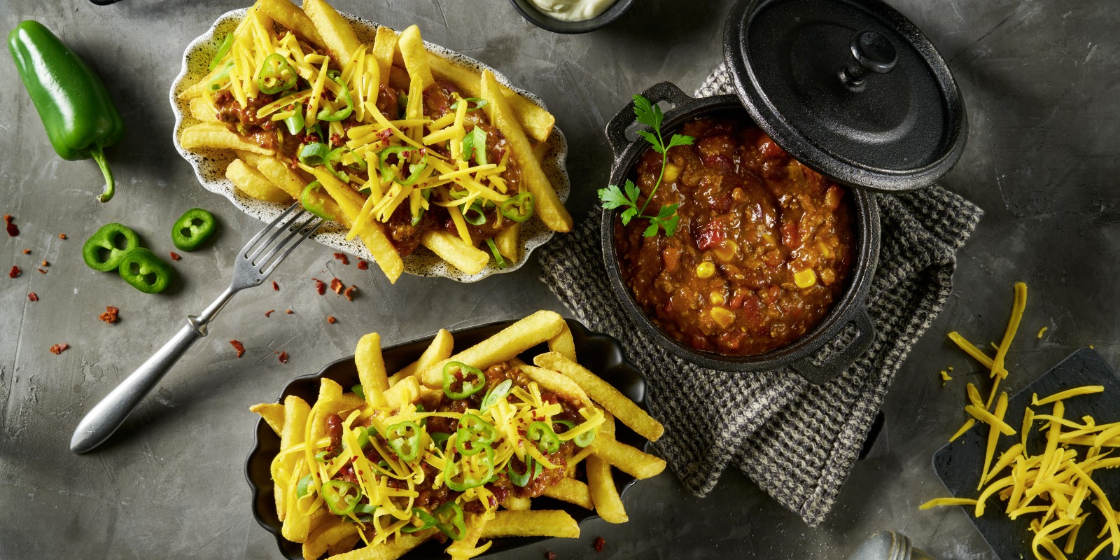Chili-Cheese-Pommes mit Jalapenos