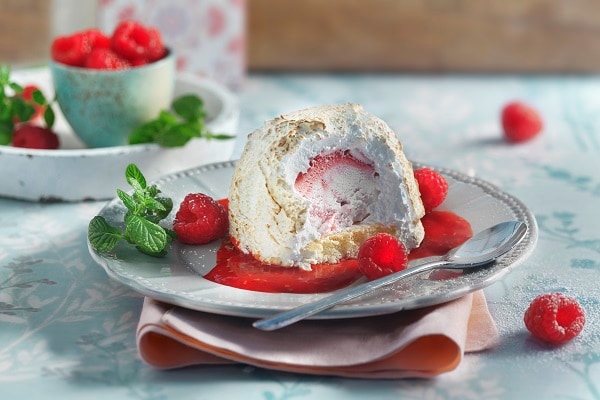 Gegrilltes Himbeer-Mascarpone-Eis auf Biskuitboden