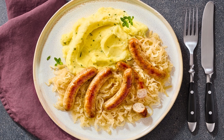 Schlemmer-Menü: Nürnberger Rostbratwürstchen auf Weinsauerkraut (Artikelnummer 01679)