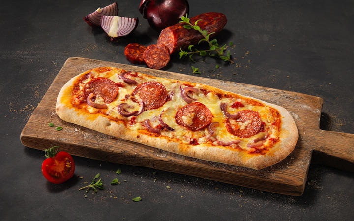 Pizza alla Romana Salame Piccante e Cipolla Rossa (Artikelnummer 10417)